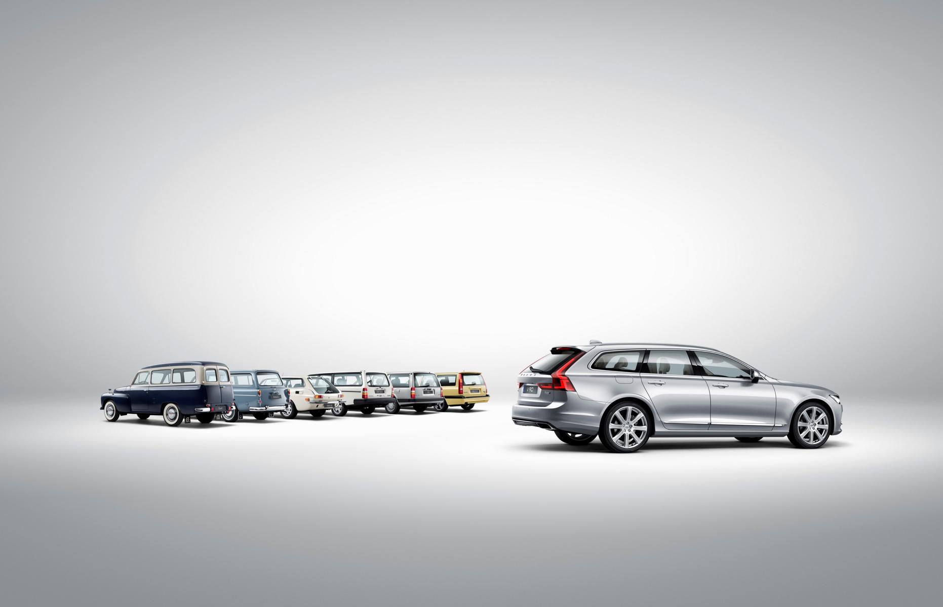 K1600 175126 Volvo V90 vor einem Line up historischer Volvo Kombi Modelle
