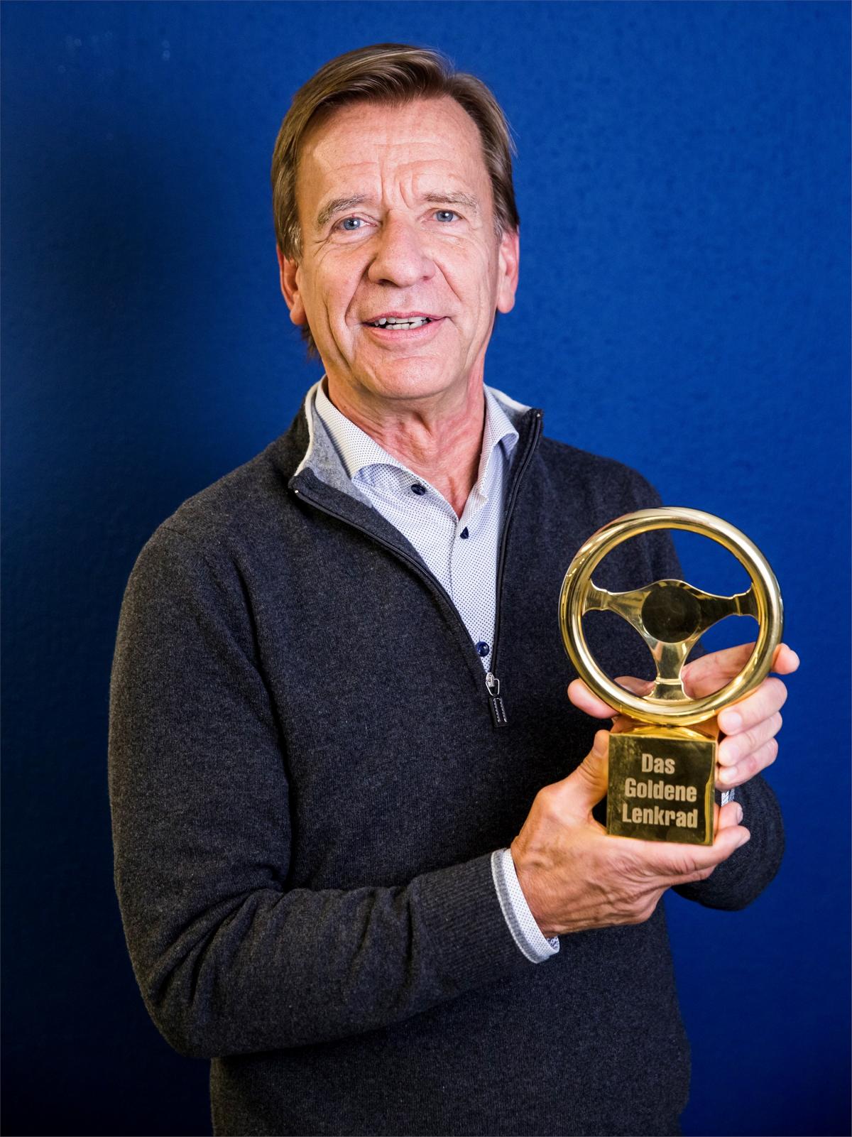 K1600 216585 Goldenes Ehrenlenkrad f r Volvo Pr sident und CEO H kan Samuelsson